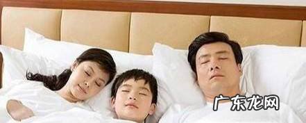 如何防止宝宝从床上掉下来