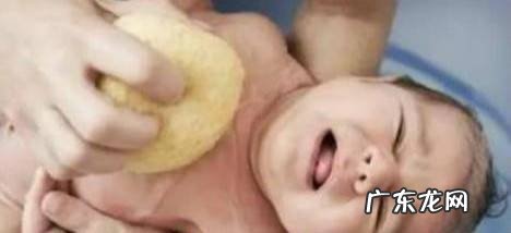 给新生的宝宝洗澡正确的方法