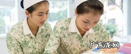 该选择月嫂还是育婴师