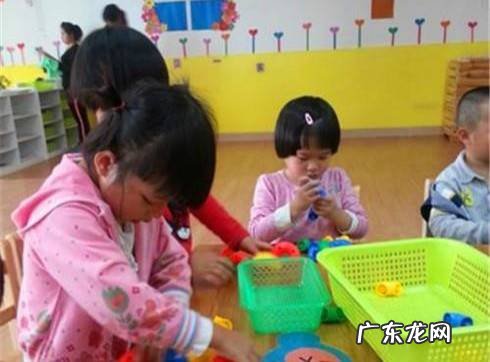 结合小班幼儿的心理发展特点去教学