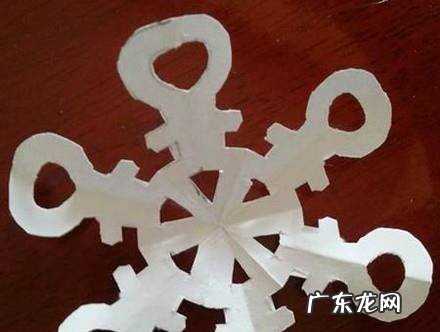 简单剪纸—圣诞雪花的剪法