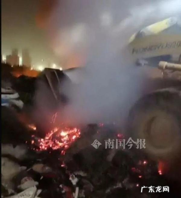 男子放烟花被城管用灭火器狂喷