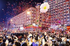 跨年夜石家庄市民放飞“心愿气球”迎新年 石家庄跨年夜气球雨氛围感太到位