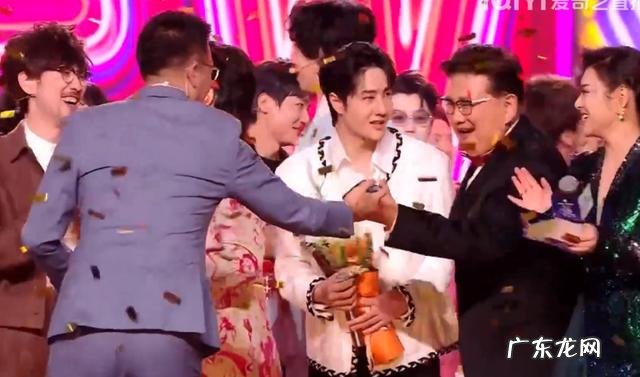 两年后凭实力逆袭 跨年晚会王鹤棣冲过去抱何炅