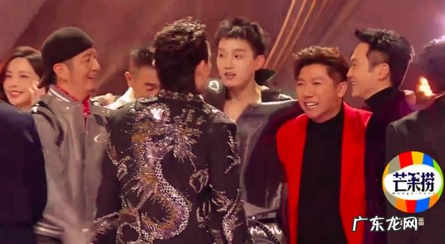 两年后凭实力逆袭 跨年晚会王鹤棣冲过去抱何炅