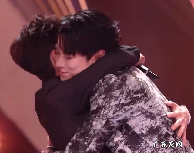 两年后凭实力逆袭 跨年晚会王鹤棣冲过去抱何炅