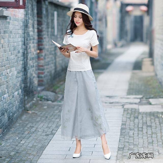 小衫下面搭配什么好看