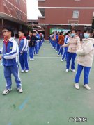 大课间一二三四跑步曲：大课间活动时间到,同学们快来参加吧!
