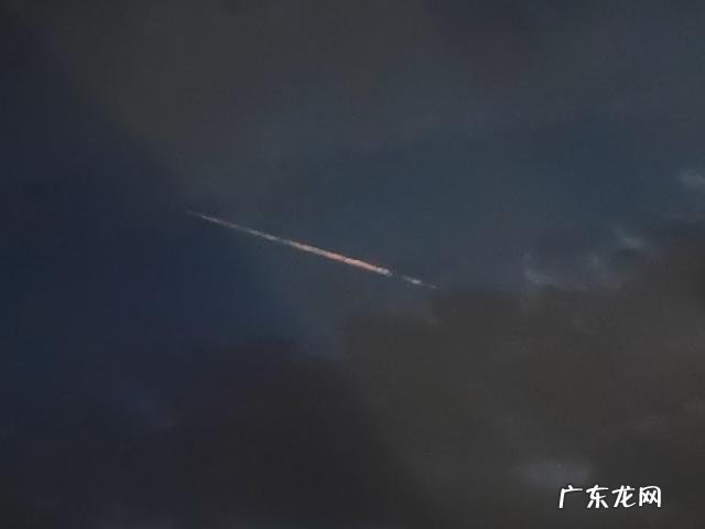 专家解释→ 内蒙古上空巨大发光体划破天际