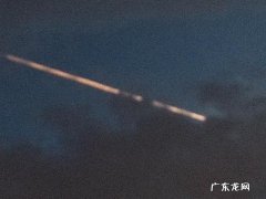 专家解释→ 内蒙古上空巨大发光体划破天际