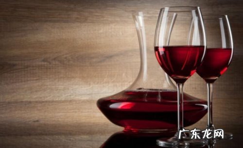 红酒倒出来有黑色碎屑 红酒有沉淀物是好酒吗