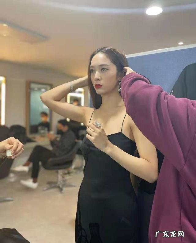 湿发+红色比基尼！Krystal 郑秀晶墨绿风衣造型