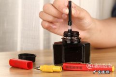 钢笔吸墨水是利用了什么原理