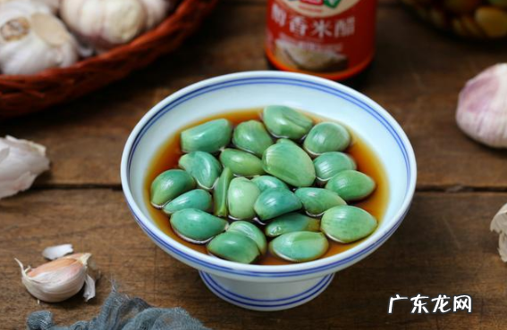 鸡蛋跟蒜能不能一起吃 腊八蒜可以和鸡蛋一起吃吗