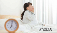 睡觉前水喝多了第二天眼睛肿 为什么睡觉喝水第二天眼睛肿