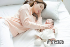 小孩子穿衣服和大人一样多吗? 新生儿穿衣服和大人一样多吗