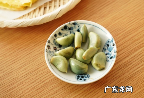 腊八蒜蒜头用切掉吗 腊八蒜需要切尾巴吗