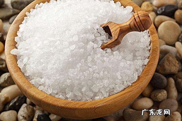 粗盐是什么盐?粗盐是海边的晒盐海里的海水被蒸发,留下的结晶就是粗盐!