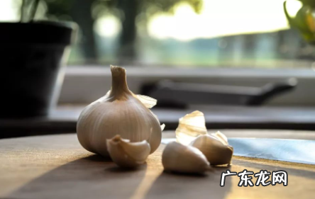 吃了蒜能喝酒吗 喝酒时吃蒜解酒吗