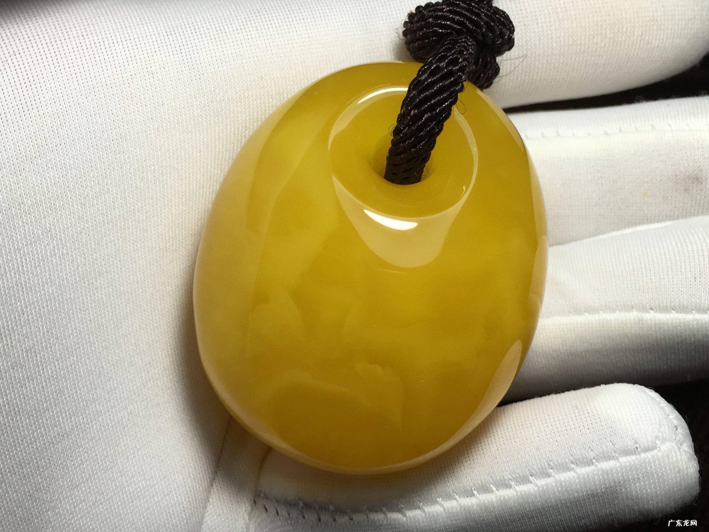 天然密蜡鸡油黄琥珀的风水作用