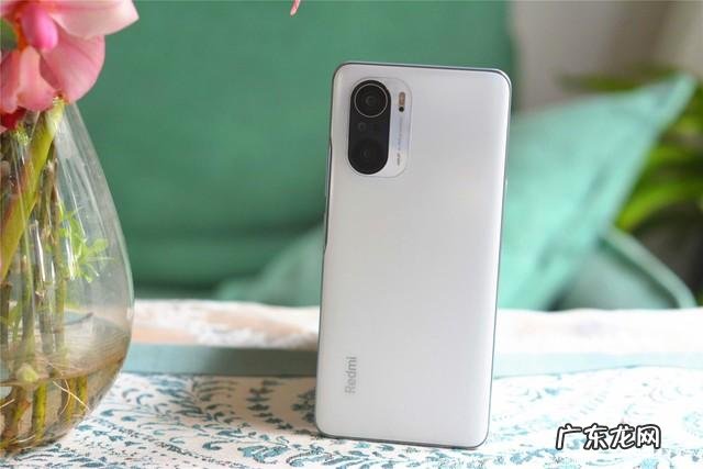 红米k40后壳是玻璃吗