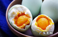 咸鸭蛋黄黑了 为什么咸鸭蛋黄有一层黑色
