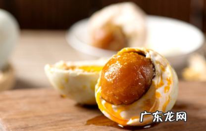 吃了臭的咸鸭蛋会怎么样 咸鸭蛋吃着臭是不是坏了