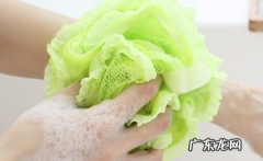 搓澡出现很多出血点 搓澡太用力会使皮肤出现小出血点吗