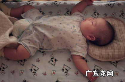 为啥小宝宝投降式睡姿 婴儿投降睡姿好吗