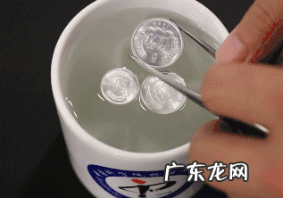 硬币浮在水面上主要是水的什么支撑