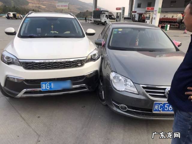 两辆车右转弯时碰到,怎么处理?老司机教你正确做法,赶紧收藏!