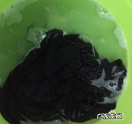 滴84滴血在一件黑衣服上,过一会变红是怎么回事？