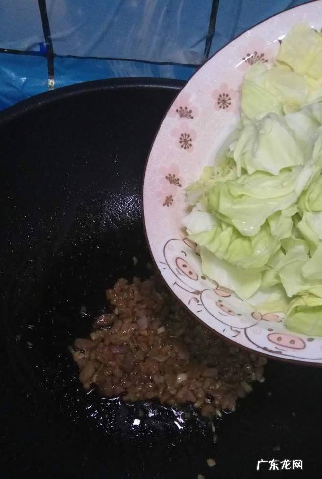 怎样做美味的肉末包菜炒粉条