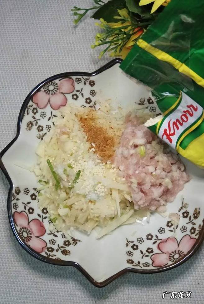 怎样做美味的土豆猪肉豆腐卷