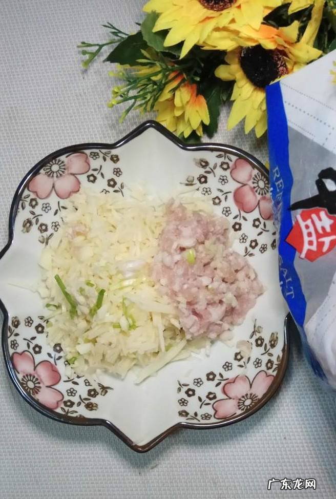 怎样做美味的土豆猪肉豆腐卷
