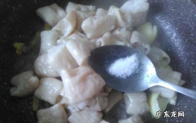 榄角爆大肠的做法