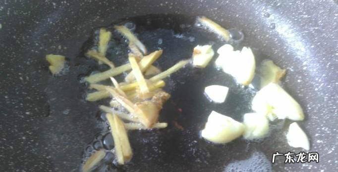 榄角爆大肠的做法