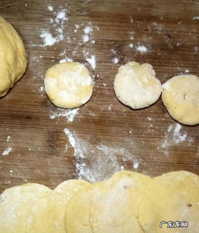 怎样做美味的南瓜味的玫瑰馒头