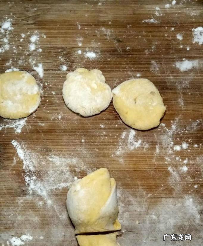 怎样做美味的南瓜味的玫瑰馒头
