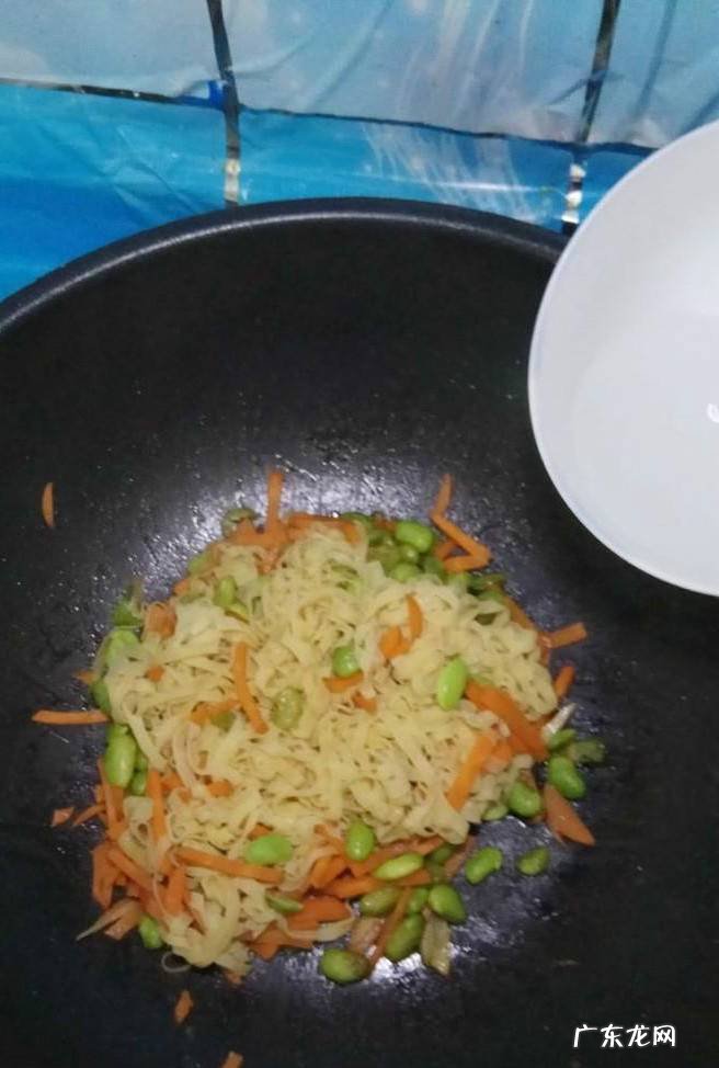 怎样做美味的胡萝卜毛豆炒豆腐皮