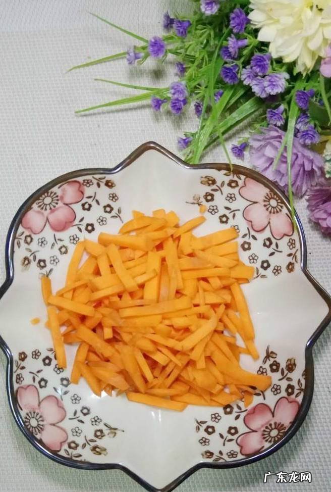 怎样做美味的胡萝卜毛豆炒豆腐皮