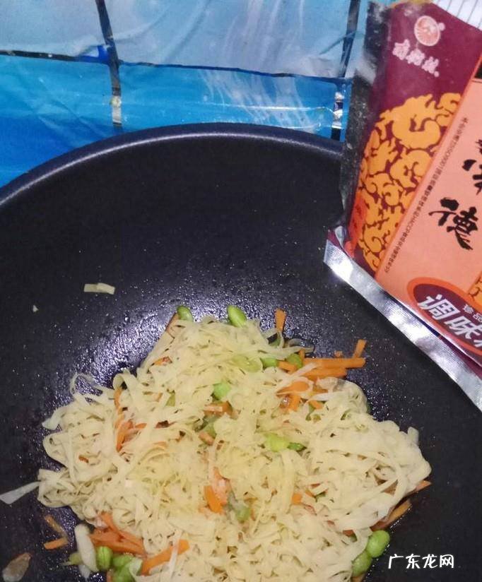 怎样做美味的胡萝卜毛豆炒豆腐皮