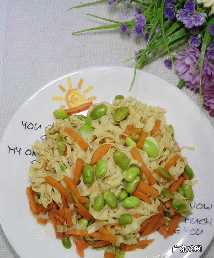怎样做美味的胡萝卜毛豆炒豆腐皮