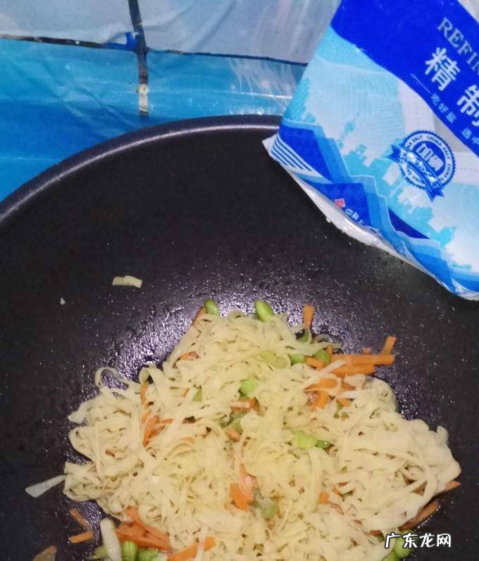 怎样做美味的胡萝卜毛豆炒豆腐皮