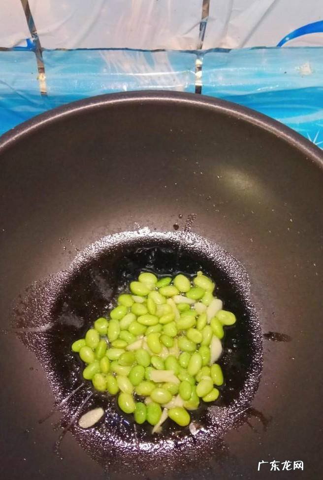 怎样做美味的胡萝卜毛豆炒豆腐皮