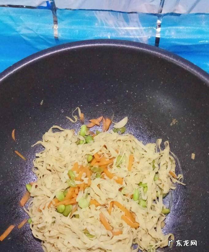 怎样做美味的胡萝卜毛豆炒豆腐皮