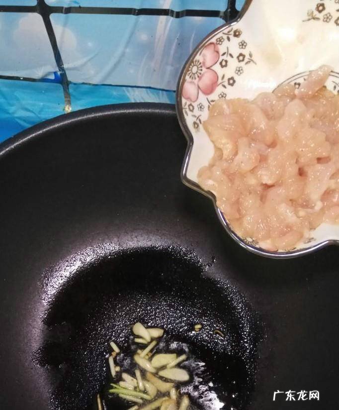 怎样做美味的青椒洋葱炒鸡胸肉