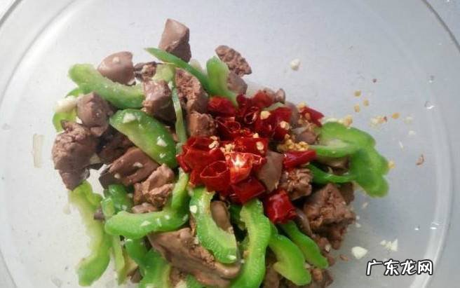 鸡肝拌苦瓜的家常做法