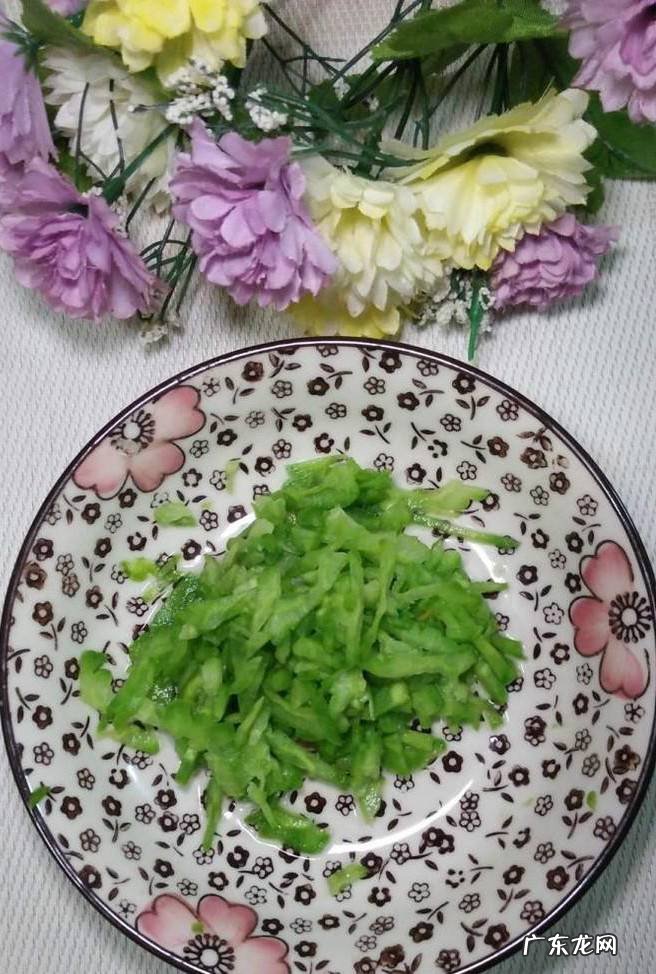 怎样做美味的苦瓜胡萝卜鸡蛋煎饼