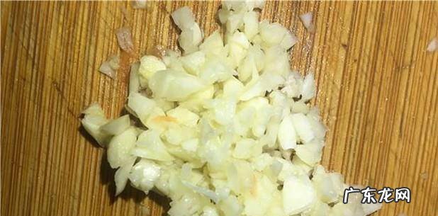 蒜蓉红萝卜海带丝的家常做法